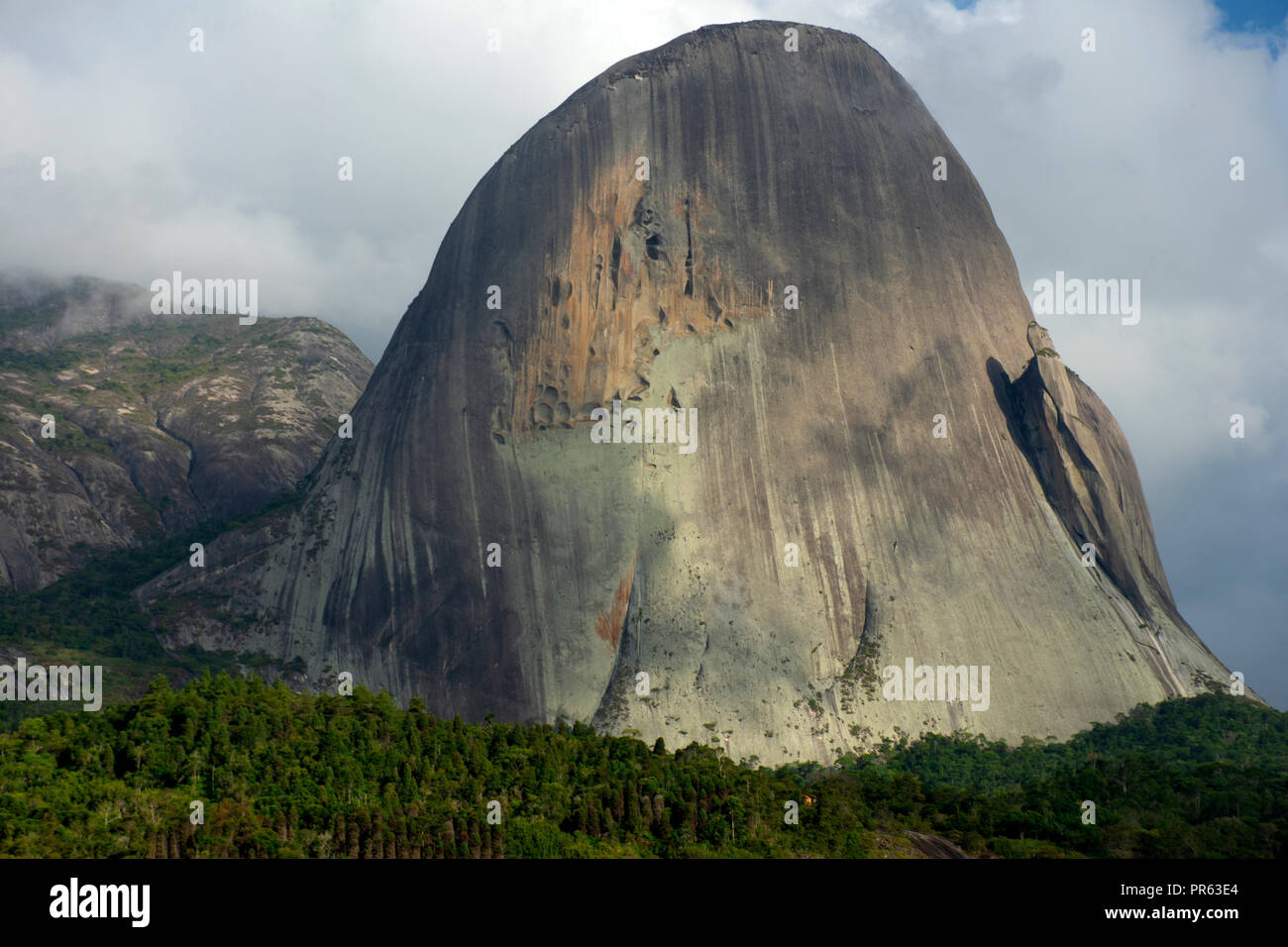 Blick auf die berühmten blauen Rock am Eingang zum Pedra Azul State Park, Venda Nova do Imigrante, Espirito Santo, Brasilien Stockfoto