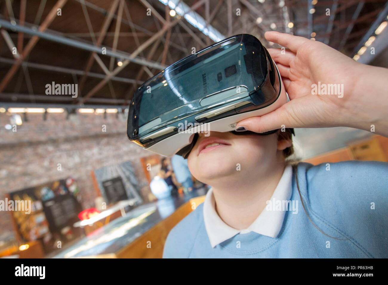 Kinder mit VR-Headsets Stockfoto