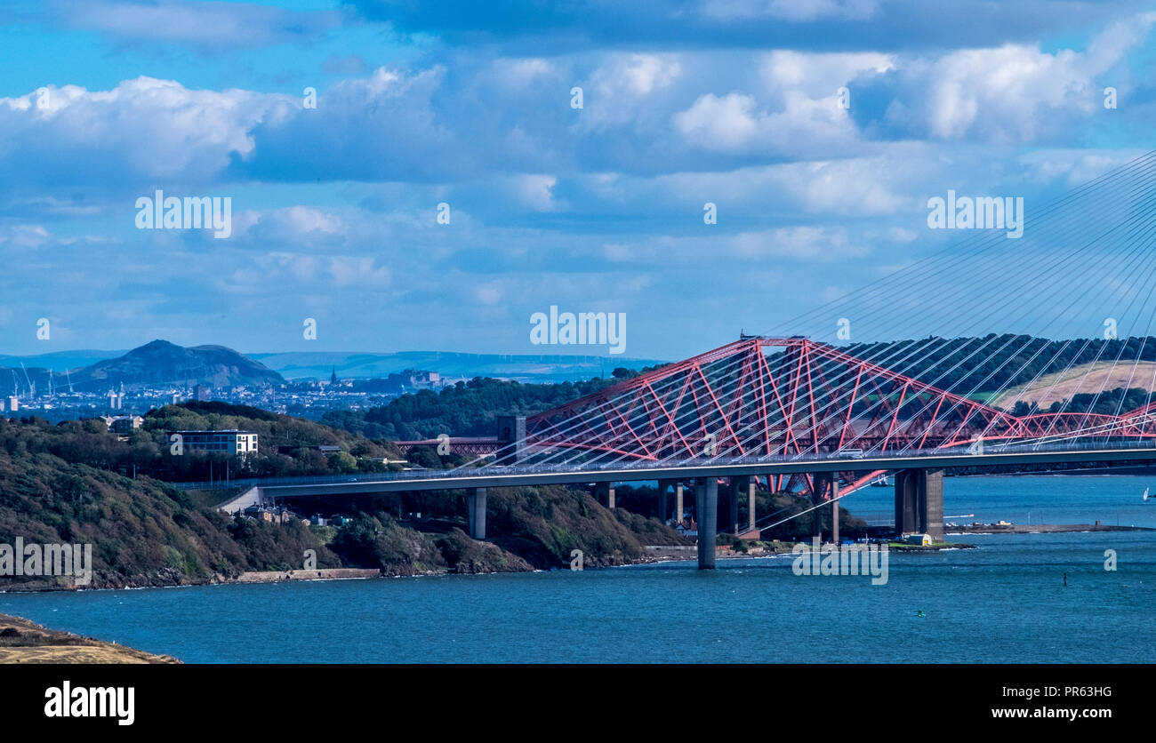 Die Brücken mit Arthurs Seat und das Edinburgh Schloss im Hintergrund Stockfoto