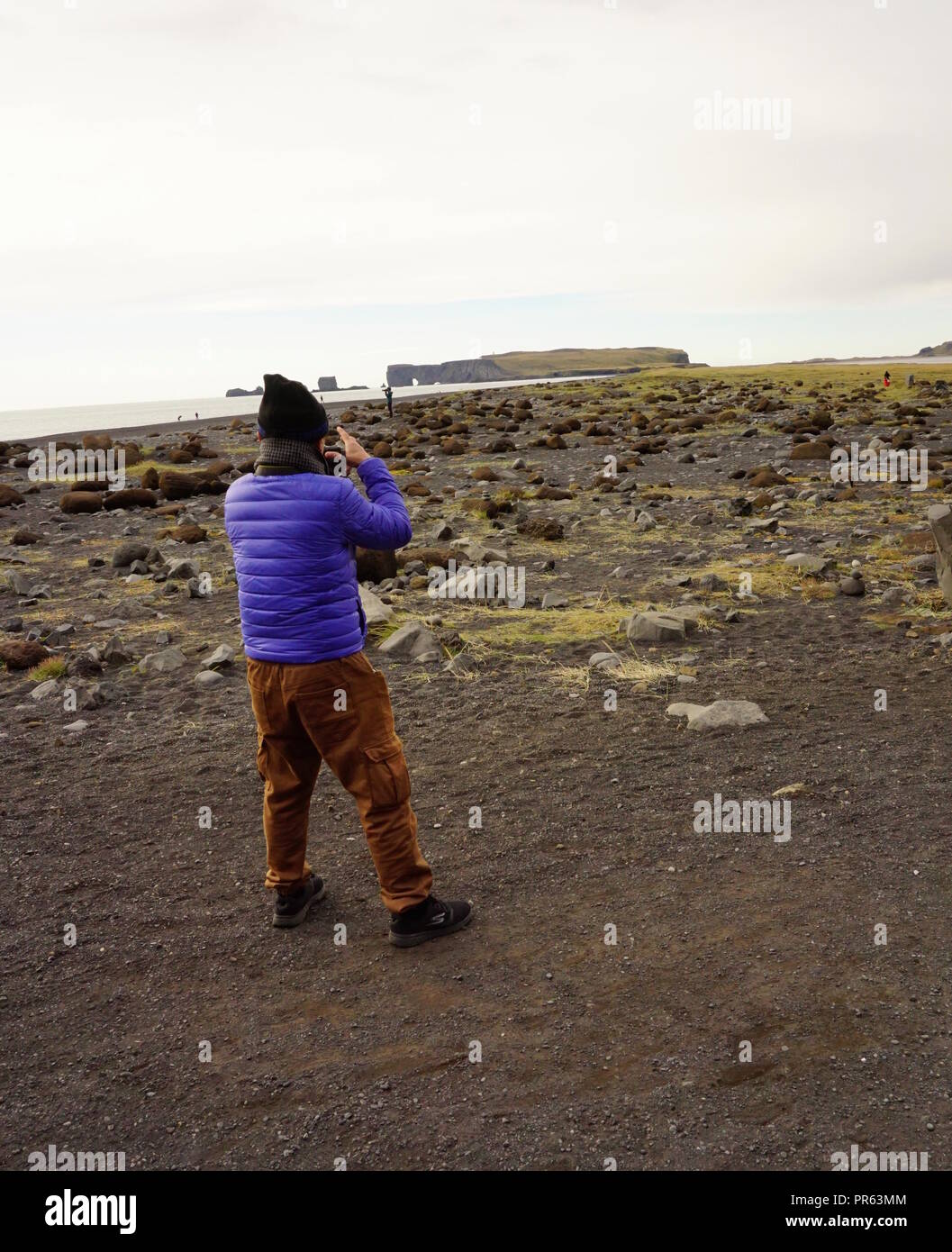 Touristen fotografieren Reynisfjara Black Sand Beach, Island Stockfoto