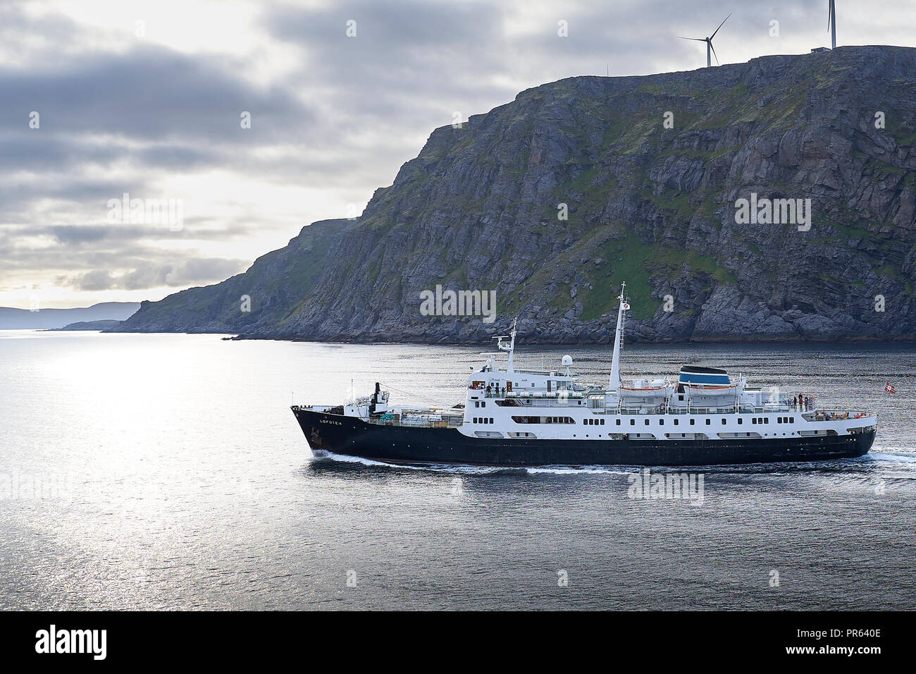 Die historischen Hurtigruten Schiff MS Lofoten, Segeln Richtung Norden, hoch über der Norwegischen Polarkreis, Norwegen. Stockfoto