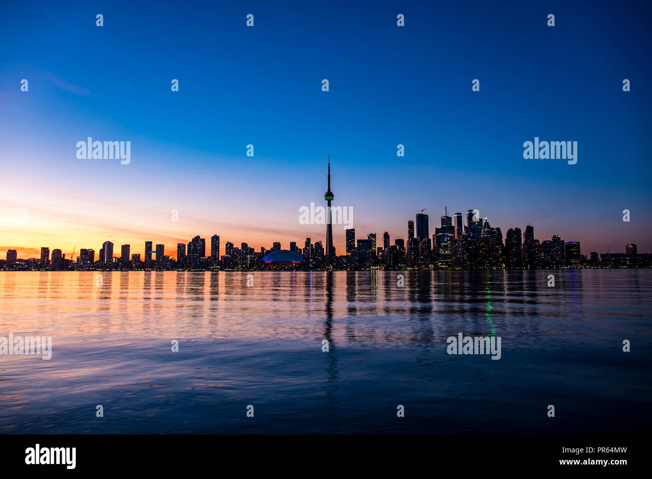 Die Skyline von Downtown Toronto von Zentrum der Insel über den Lake Ontario, als die Sonne Stockfoto