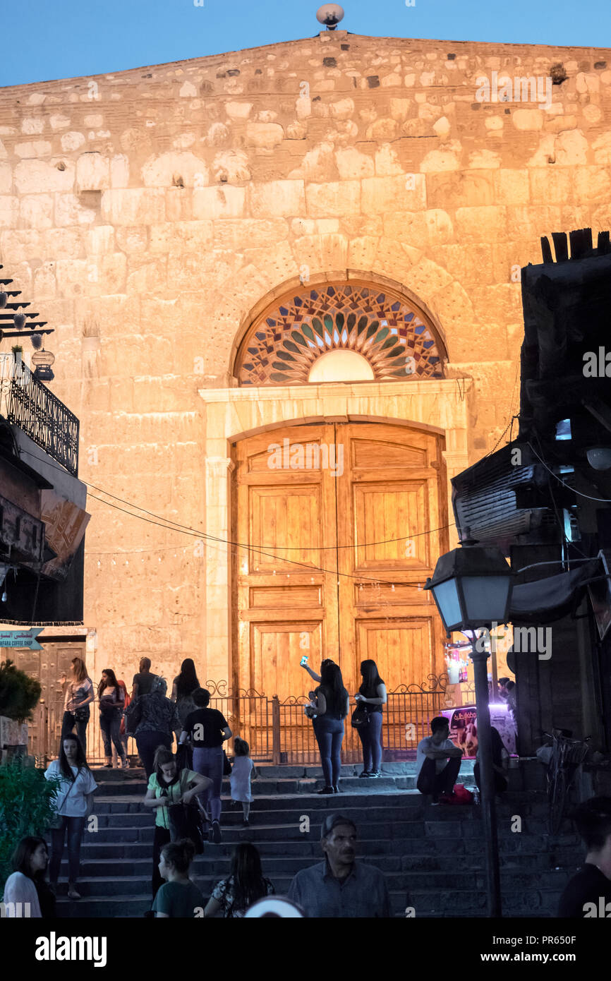Damaskus/Syrien: Nacht Foto der Rückseite Tor der Umayyaden Moschee in Al Qaymariyya, Bab Tuma und Bab Sharqi mit Menschen zu Fuß. Stockfoto