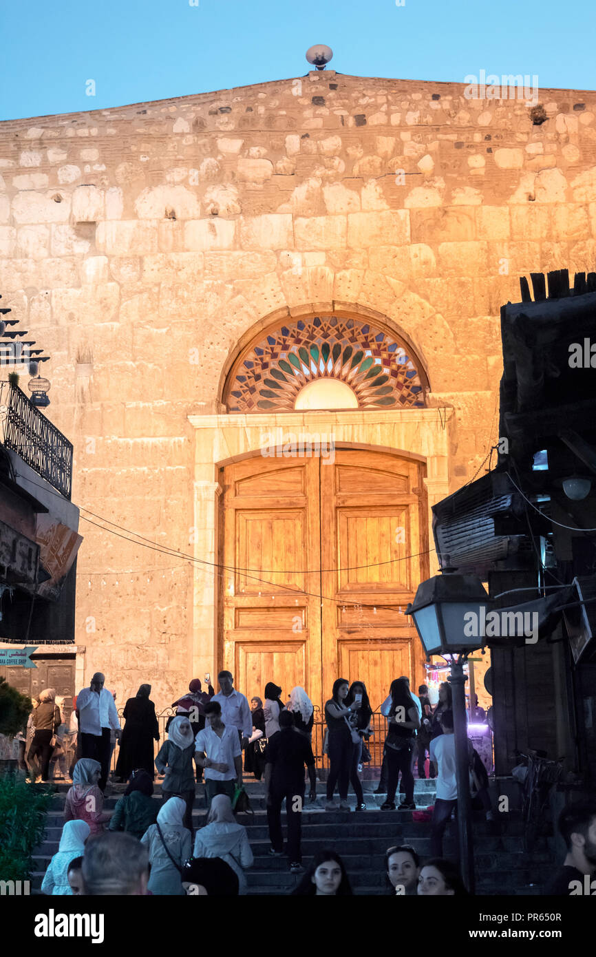 Damaskus/Syrien: Nacht Foto der Rückseite Tor der Umayyaden Moschee in Al Qaymariyya, Bab Tuma und Bab Sharqi mit Menschen zu Fuß. Stockfoto