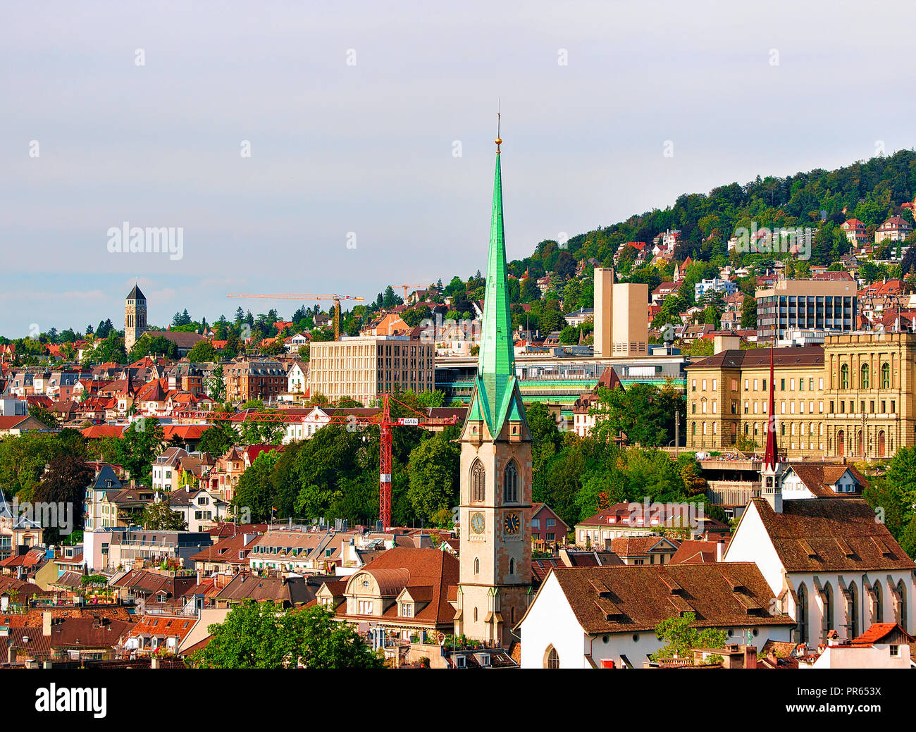 Zürich, Schweiz - 2 September, 2016: Türme Grossmünster Kirche und Wasserkirche und Dächer der Stadt Zürich, Schweiz. Stockfoto