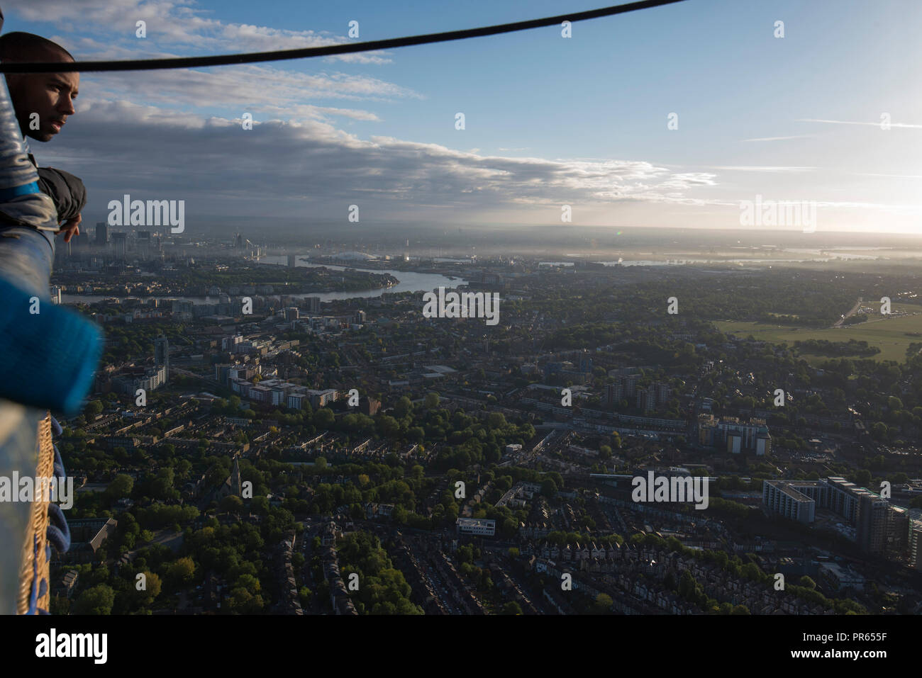 Eine Person, die den Blick von einem Heißluftballon über das Zentrum von London genießt Stockfoto