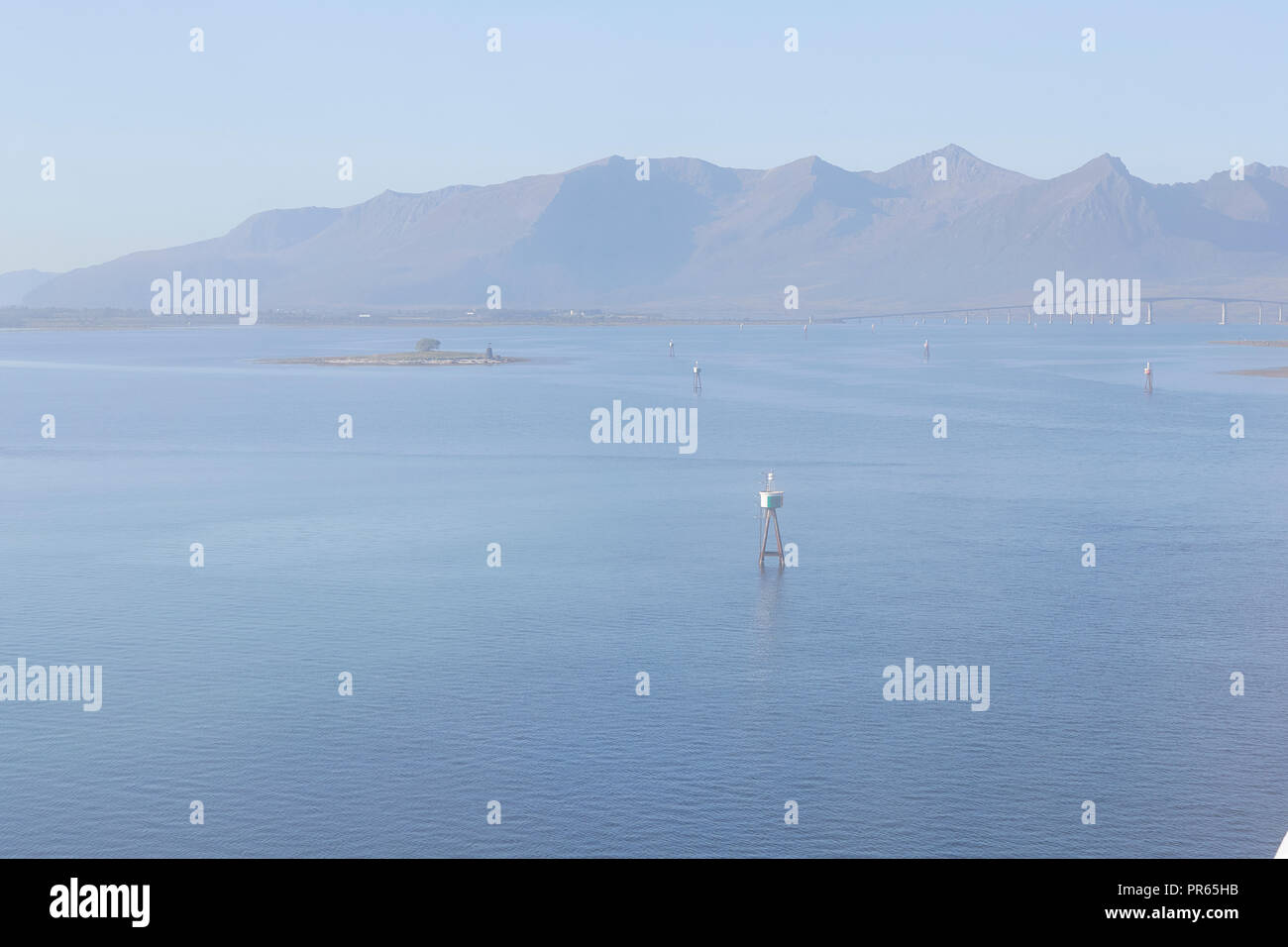 Kanal Marker für die schmale tiefe Wasser (Die Risøyrenna Risøy Kanal), während eine Dicke September Morgens Nebel gesehen, Nordland County, Norwegen. Stockfoto