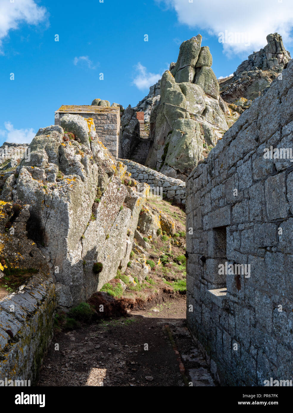 Bleibt der Batterie - ein Nebel Signalisierung Station zugänglich, steilen Granit Felsen an der Westküste von Lundy aus dem Devon Coast UK Stockfoto