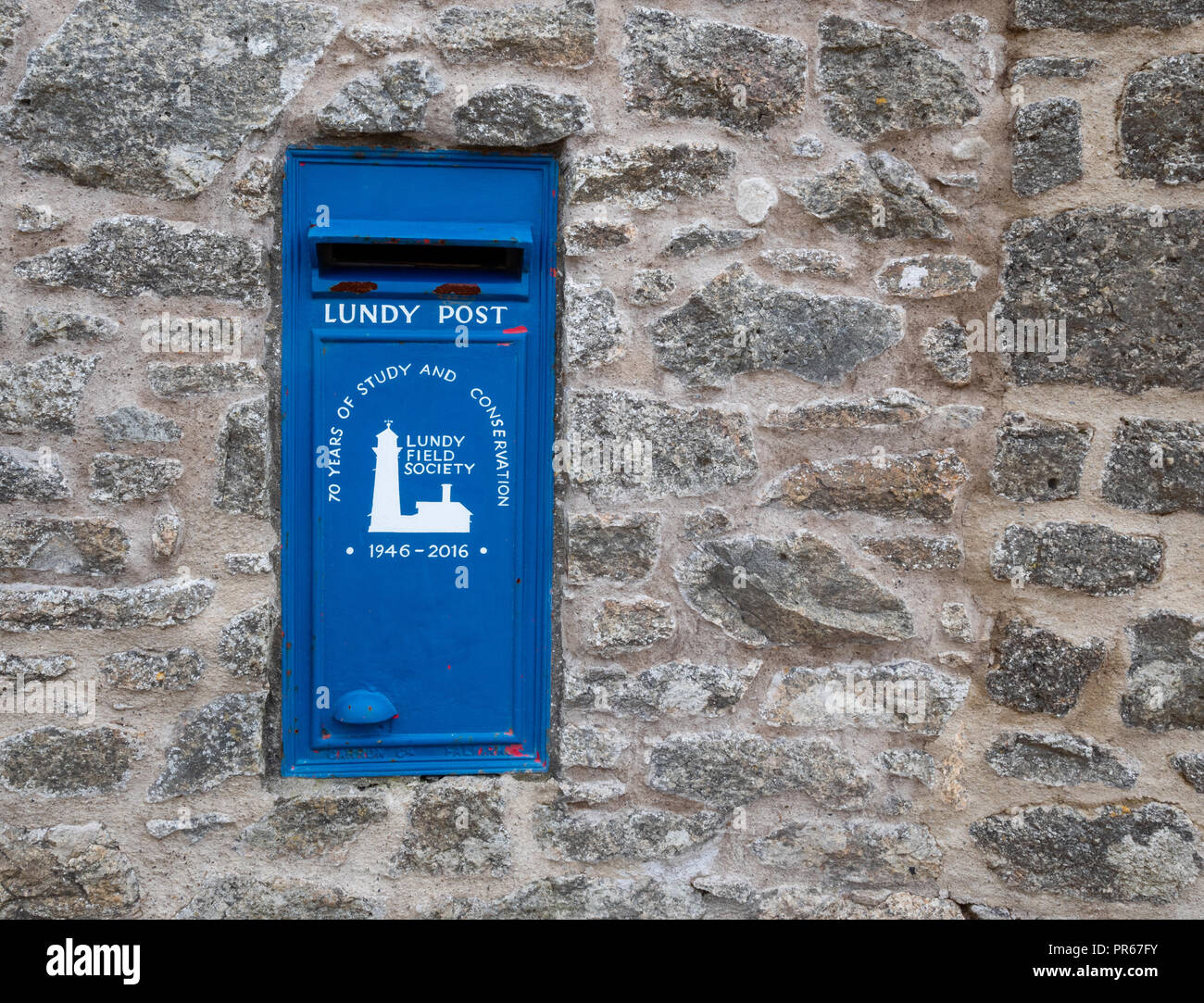 Blaue Post Box auf Lundy Island, das seinen eigenen Post ist Stockfoto