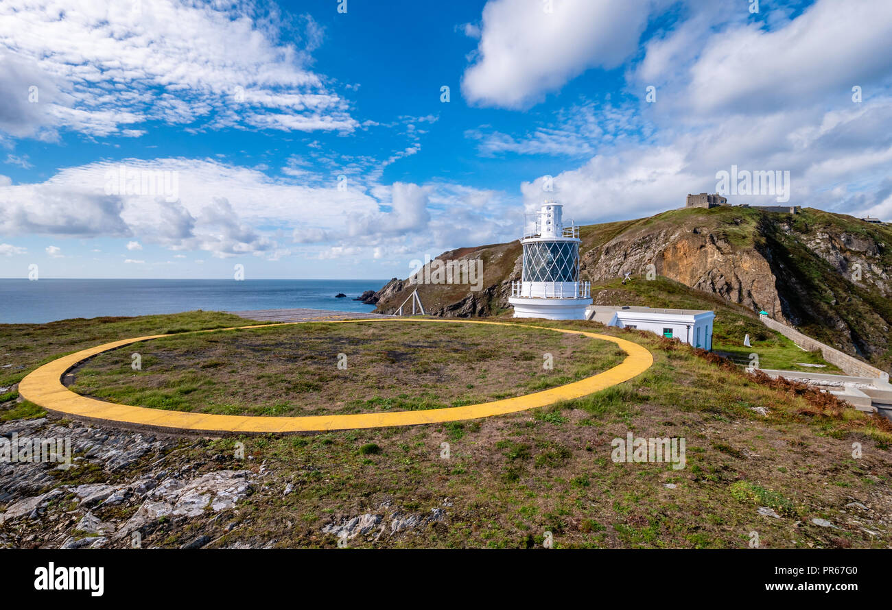 Hubschrauberlandeplatz für Air/Sea Rescue Flüge auf hohen Klippen von Süden Licht an der südlichen Küste von Lundy Island vor der Küste von Devon, Großbritannien Stockfoto