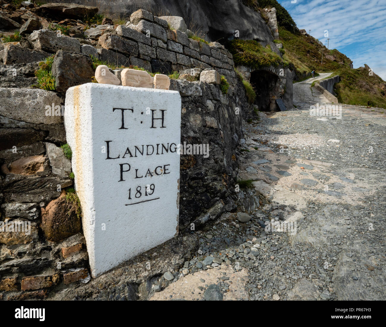 Trinity House Landeplatz Stein Plakette durch die Straße, die von oldenberg Steg in das Dorf, das auf Lundy Island vor der Küste von Devon, Großbritannien Stockfoto