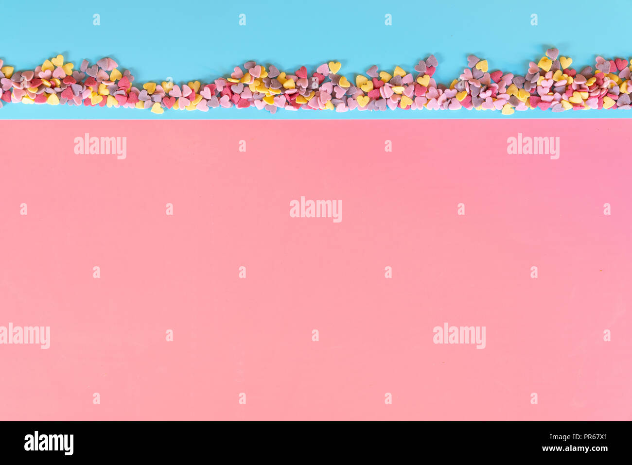 Candy Rahmen Hintergrund. Kopieren Raumkonzept. Flach, Ansicht von oben. Bonbons auf Pastell türkis Hintergrund. Stockfoto
