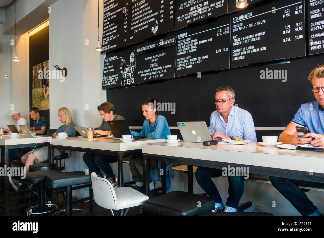 Leute mit Laptops in Berlin cafe in Mitte Stockfoto
