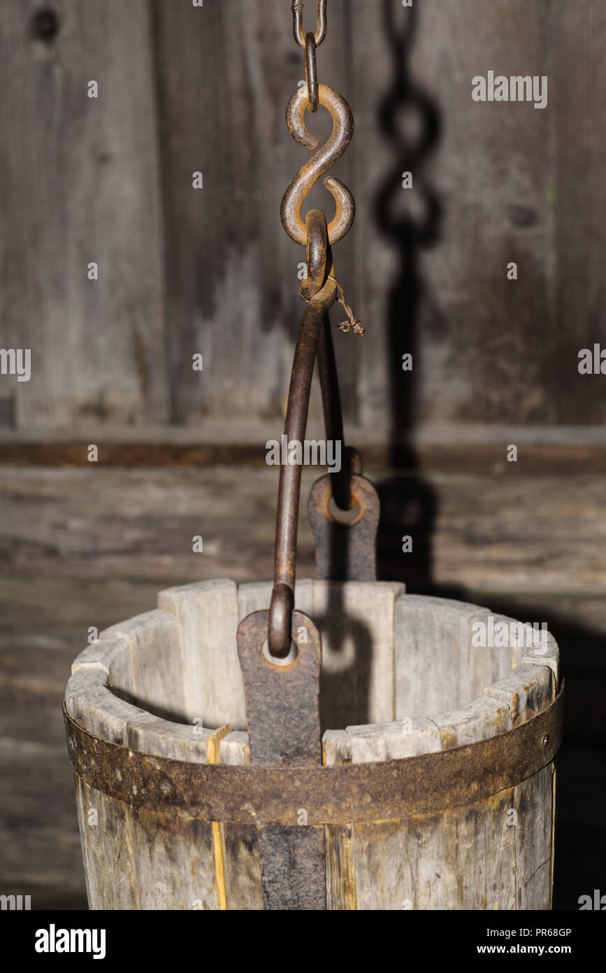 Antike Schaufeln für Wasser mit einem metallgriff. Stockfoto