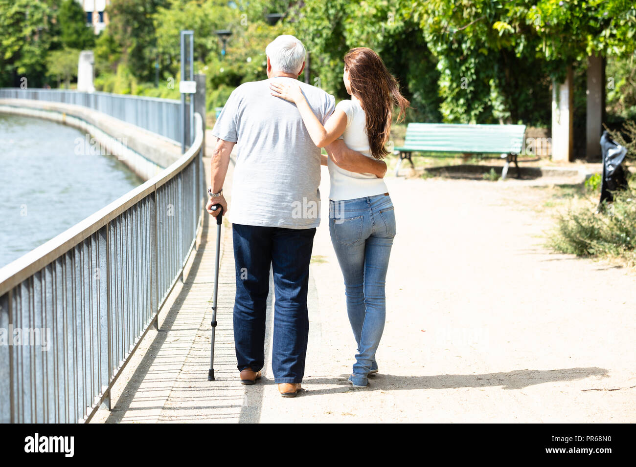 Nahaufnahme einer Frau Unterstützung ihr Vater beim Gehen mit Stock Stockfoto