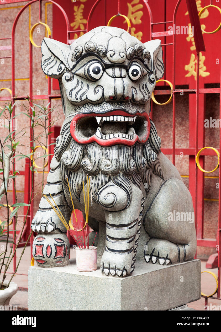 Chinesische Löwe am Eingang eines Tempels Stockfoto