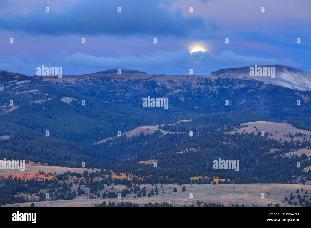 Mond über der snowcrest Bereich im Herbst in der Nähe von Erlen, Montana Stockfoto