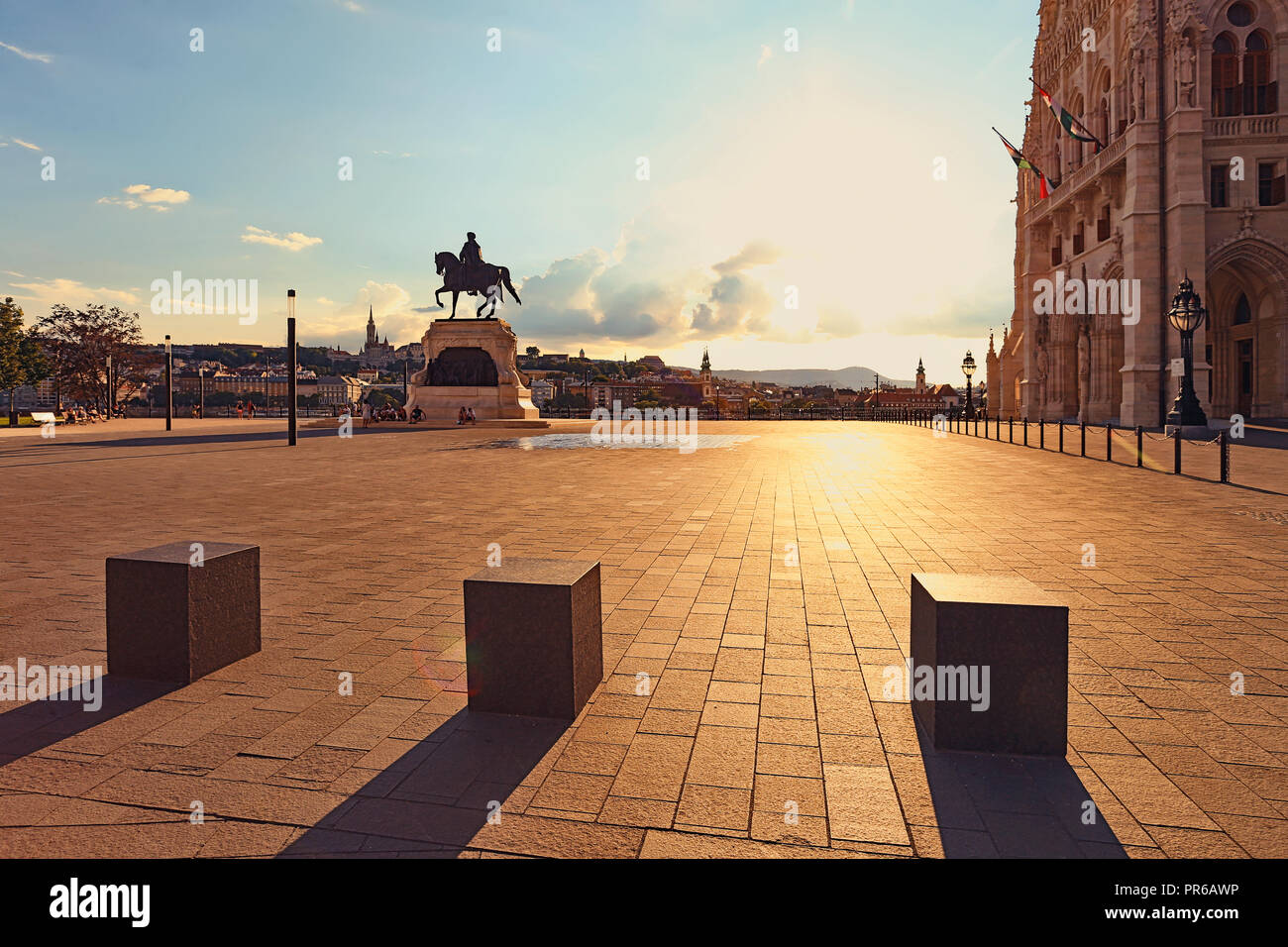 Statue von Graf Gyula Andrássy auf dem Parlament Platz vor dem Parlament in Budapest, Ungarn. Stockfoto