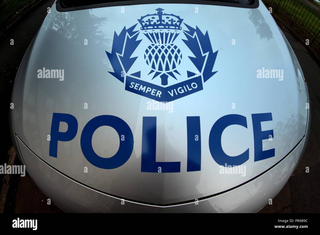 Lächelnd grinsend Mund Motorhaube der Polizei Auto Polizei Schottland logos Logo auf der Haube von Polizei Auto Stockfoto