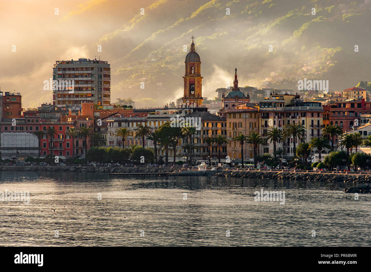 Misty Skyline auf romantischen Dorf italienische Riviera Rapallo Golf von Tigullio Genova Ligurien Italien Stockfoto