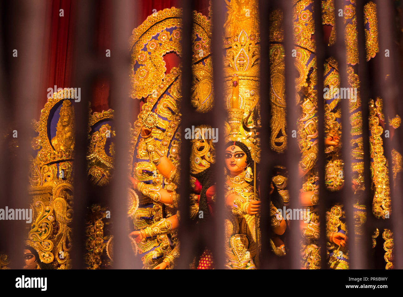 Anzeigen, die Göttin Durga, durch, Fenster, Stangen, in Puja Pavillon, Kolkata, Indien. Stockfoto