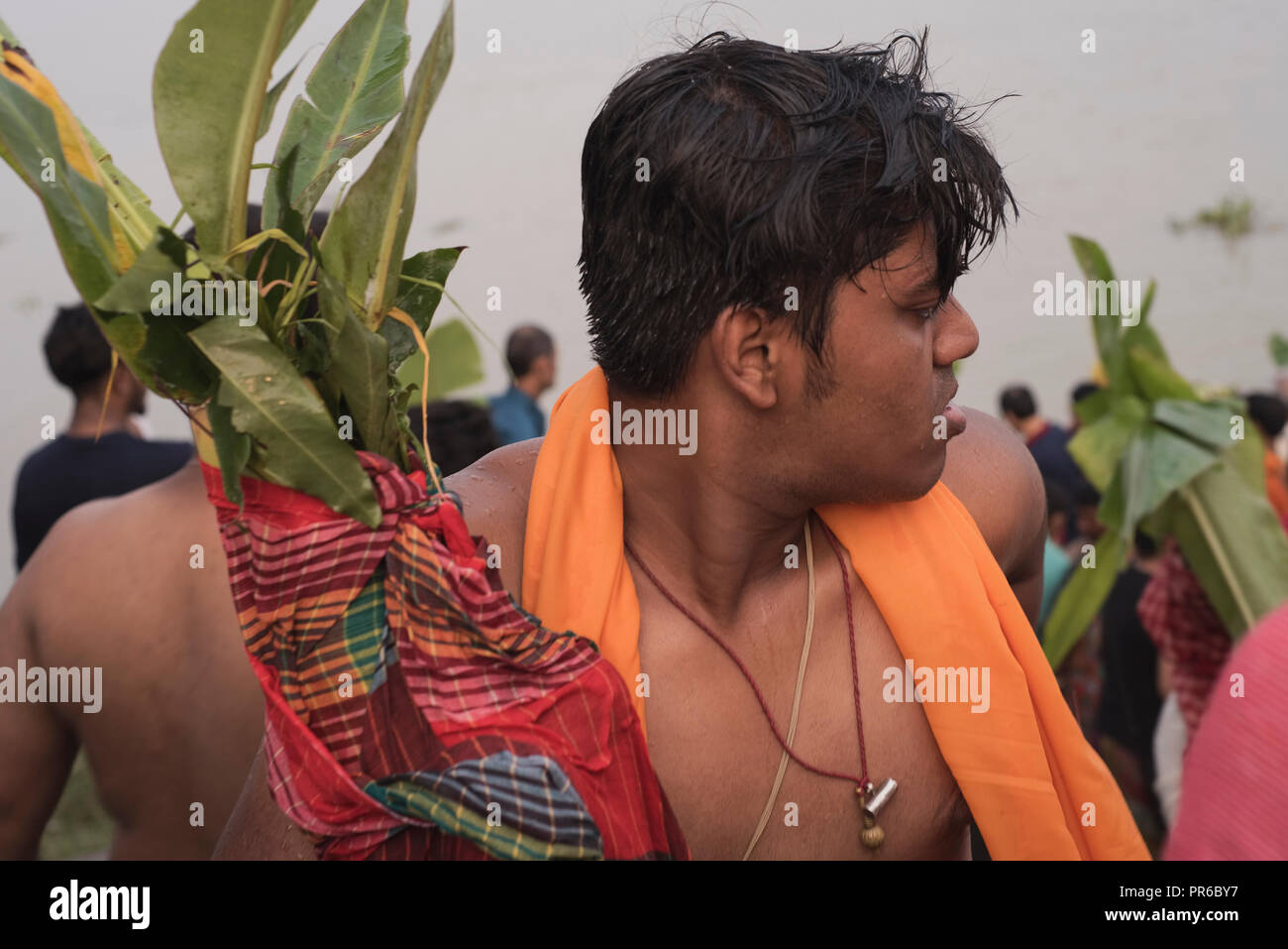 Durga Puja, Ritual, Priester, Wegerich sappling, Heilige, Dip, in Fluss Ganga, vor dem Ersten, Puja Zeremonie, in jedem Puja, Öffentlichkeit, individuell, in Kalkutta, Indien. Stockfoto