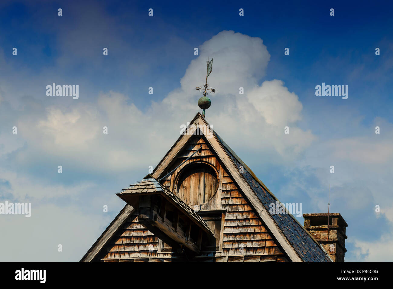 Naturstein Cottage mit antiken Ziegelsteinen Stockfoto