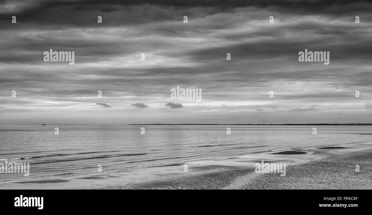 Mit Blick auf die Irische See von Wirral, Cheshire, Merseyside, UK Stockfoto