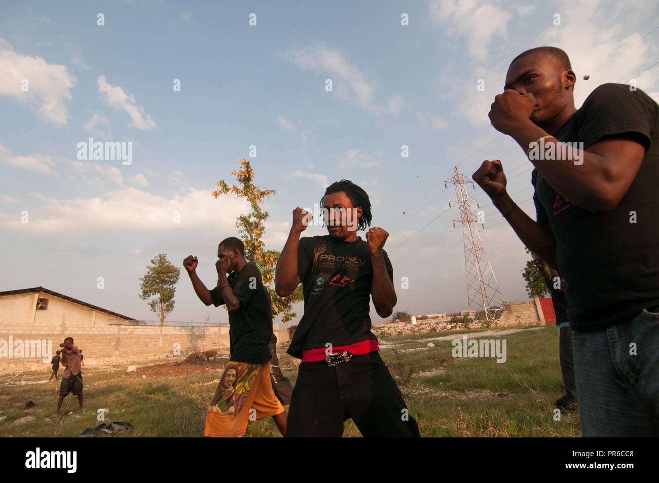 Haitianische Männer, die an einer Kampfkunst-Lektion teilnehmen, werden zu Sicherheitskräften einer provisorischen Wohnanlage in Port-au-Prince ausgebildet, die für Überlebende eines Erdbebens der Stärke 7,0 errichtet wurde, das Haiti am 12. Januar 2010 heimsuchte Stockfoto