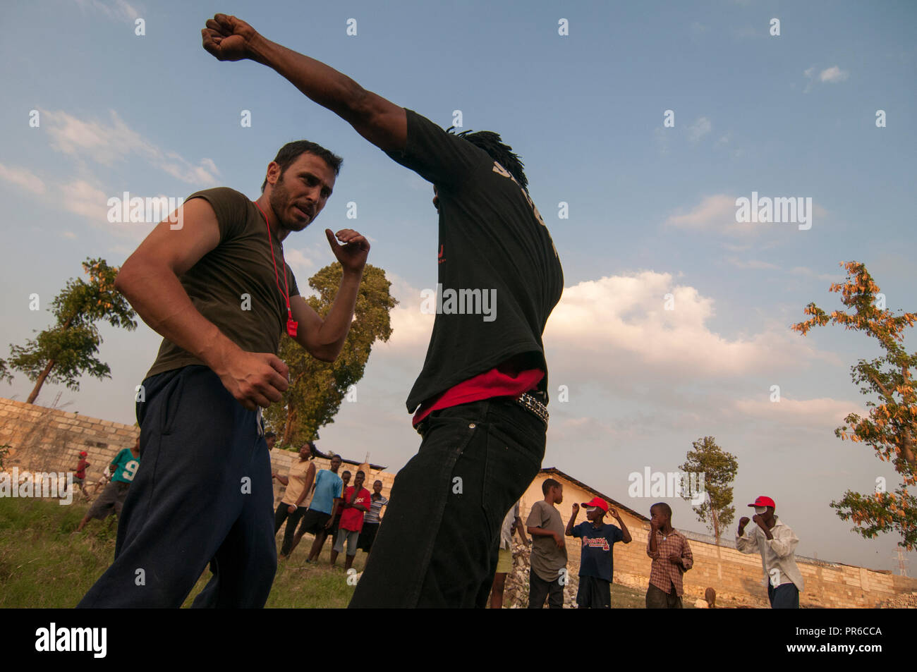 Der Leiter der Einav Levy-Delegation von Natan Humanitarian Aid unterrichtete Krav Maga ein israelisches Selbstverteidigungssystem, das für die israelische Armee entwickelt wurde, um eine Gruppe haitianischer Männer zu bilden, die als Sicherheitskräfte des provisorischen Lagers in Port-au-Prince ausgebildet wurden, das für Überlebende eines Erdbebens der Stärke 7,0 errichtet wurde, das Haiti am 12. Januar 2010 heimsuchte Stockfoto