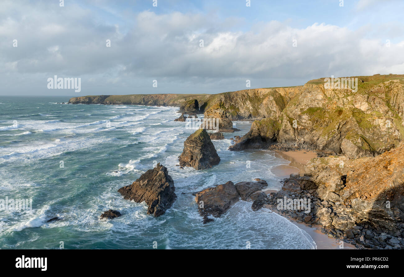 Surfen rund um Meer Stapel Bedruthan Steps, Cornwall Stockfoto