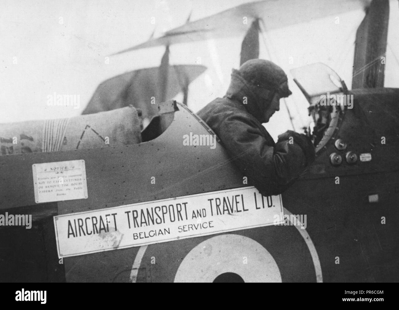 1919 - Frieden verwendet für den Krieg Flugzeuge. Verwenden Sie für Tausende von Flugzeugen, Leerlauf, nachdem die Feindseligkeiten eingestellt hatte, teilweise in England durch den Einsatz von Maschinen und Piloten für den Transport von Waren und Lebensmittel gelöst. Stockfoto