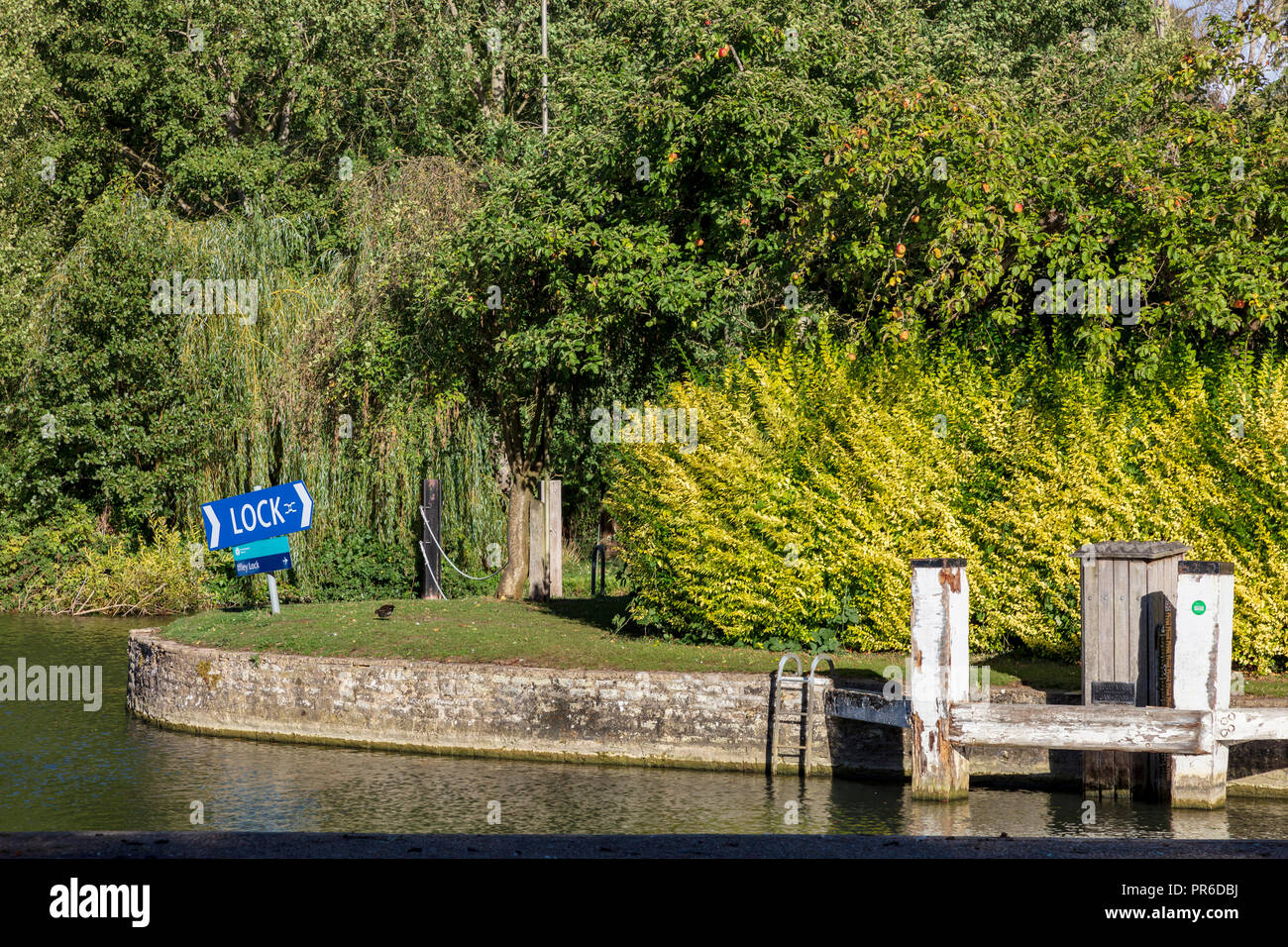 Der Eingang zum Iffley Lock mit Wegweiser die Richtung auf der Themse in Abingdon, Oxford, Oxfordshire, UK Stockfoto