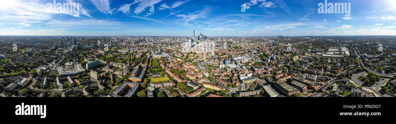 Neue moderne South London City Skyline mit Antenne 360 Grad Panorama feat. Vorstadtnachbarschaft und Central London Gebäude im Hintergrund Stockfoto