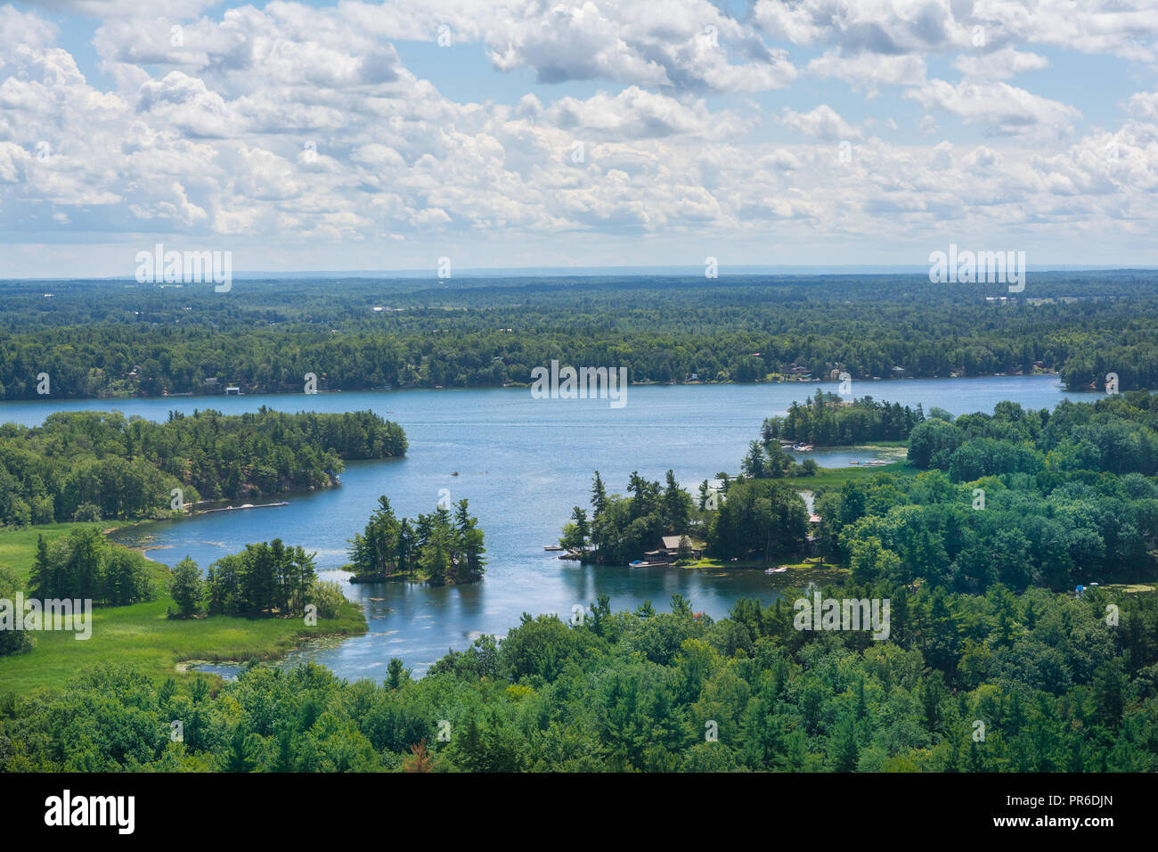 Thousan Inseln, Kanada - August 4,2015: Blick vom Turm der Thousen Inseln Naturpark Landschaft auf dem St. Lawrence River in Ontario, Kanada du Stockfoto