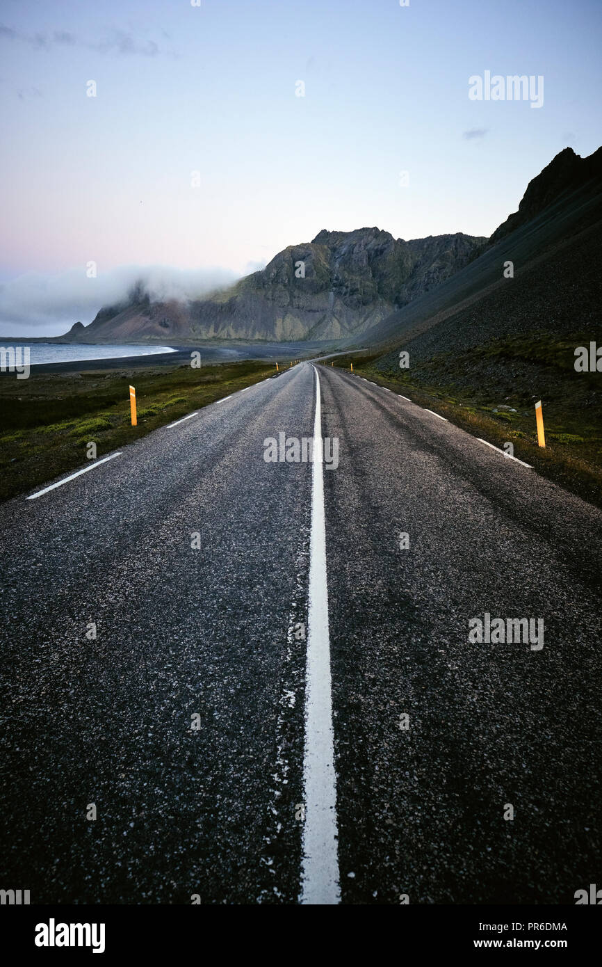 Die leeren Island ring road Route 1 Schnitt durch den Osten Fjordlandschaft im Osten Islands. Stockfoto