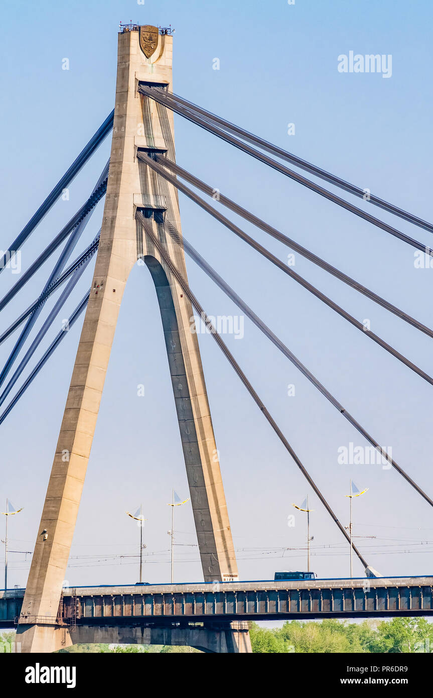 Detail der Pylon der Schrägseilbrücke Moskovsky Brücke, durch Heorhii Fuks, in Kiew, Ukraine. Stockfoto