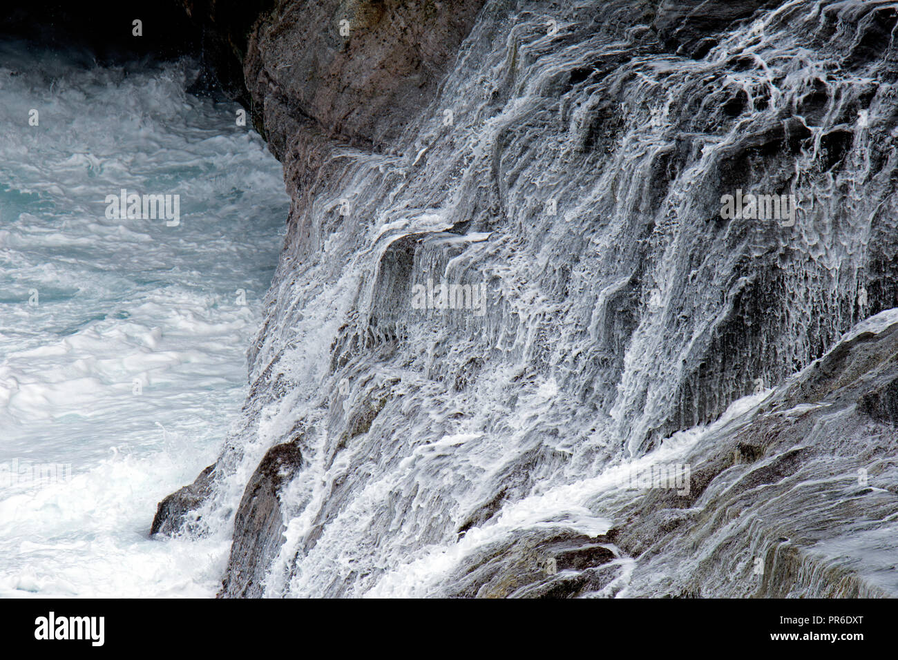 Ozean Wasserfall, Kilauea Point National Wildlife Refuge, Kauai, Hawaii, USA Stockfoto