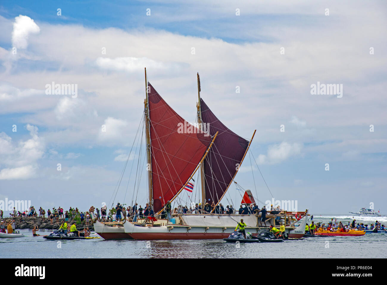 Traditionelle hawaiische Kanu Hokulea kommt von seiner weltweiten Reise ohne Instrumente, hokulea Homecoming, Magic Island, Oahu, Hawaii, USA Stockfoto