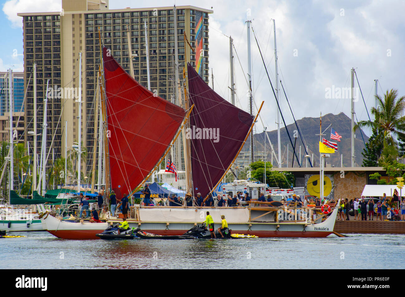 Traditionelle hawaiische Kanu Hokulea kommt von seiner weltweiten Reise