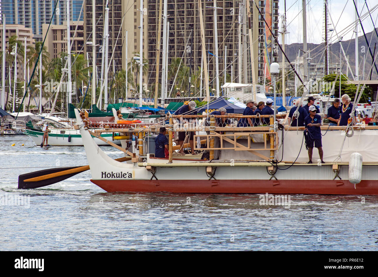 Traditionelle hawaiische Kanu Hokulea kommt von seiner weltweiten Reise der Weltumrundung ohne Instrumente, hokulea Homecoming, Magic Island, Oahu, Stockfoto