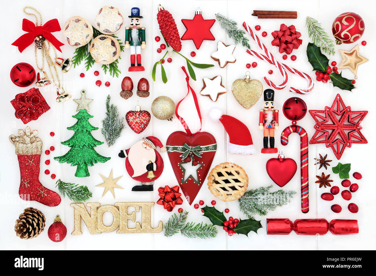 Weihnachten Hintergrund mit Noel Zeichen, Retro und neue Christbaumkugel Dekorationen, Zuckerstangen, Mince Pies, winter Flora, Bänder und Bögen auf rustikalen weissem Holz. Stockfoto