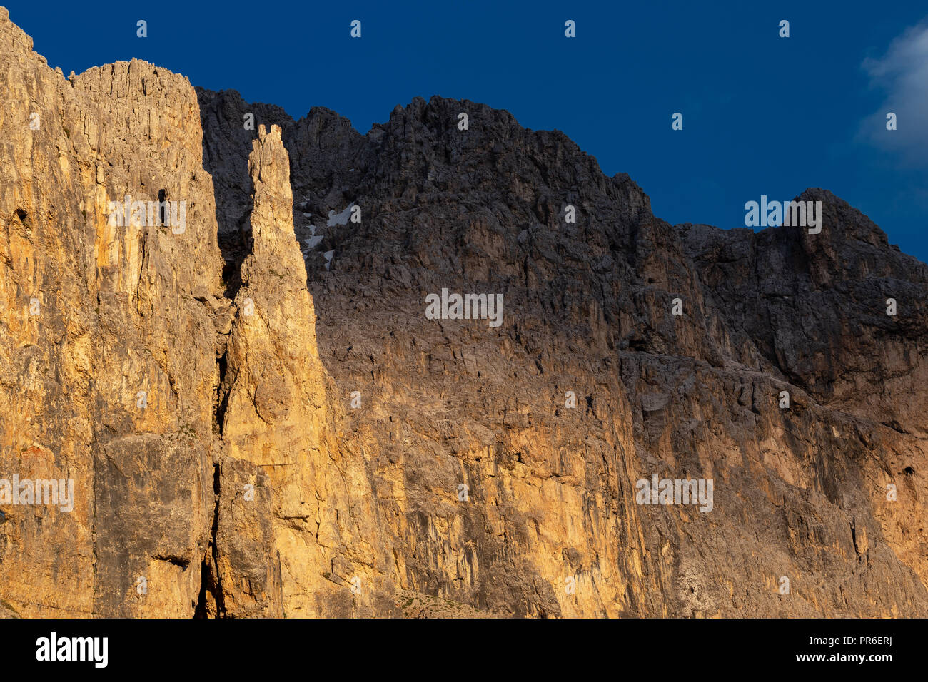 Rosengarten mountain Wall, rock Pinnacle. Sonnenlicht bei Sonnenuntergang. Die Dolomiten. Trentino-südtirol. Italien. Europa. Stockfoto
