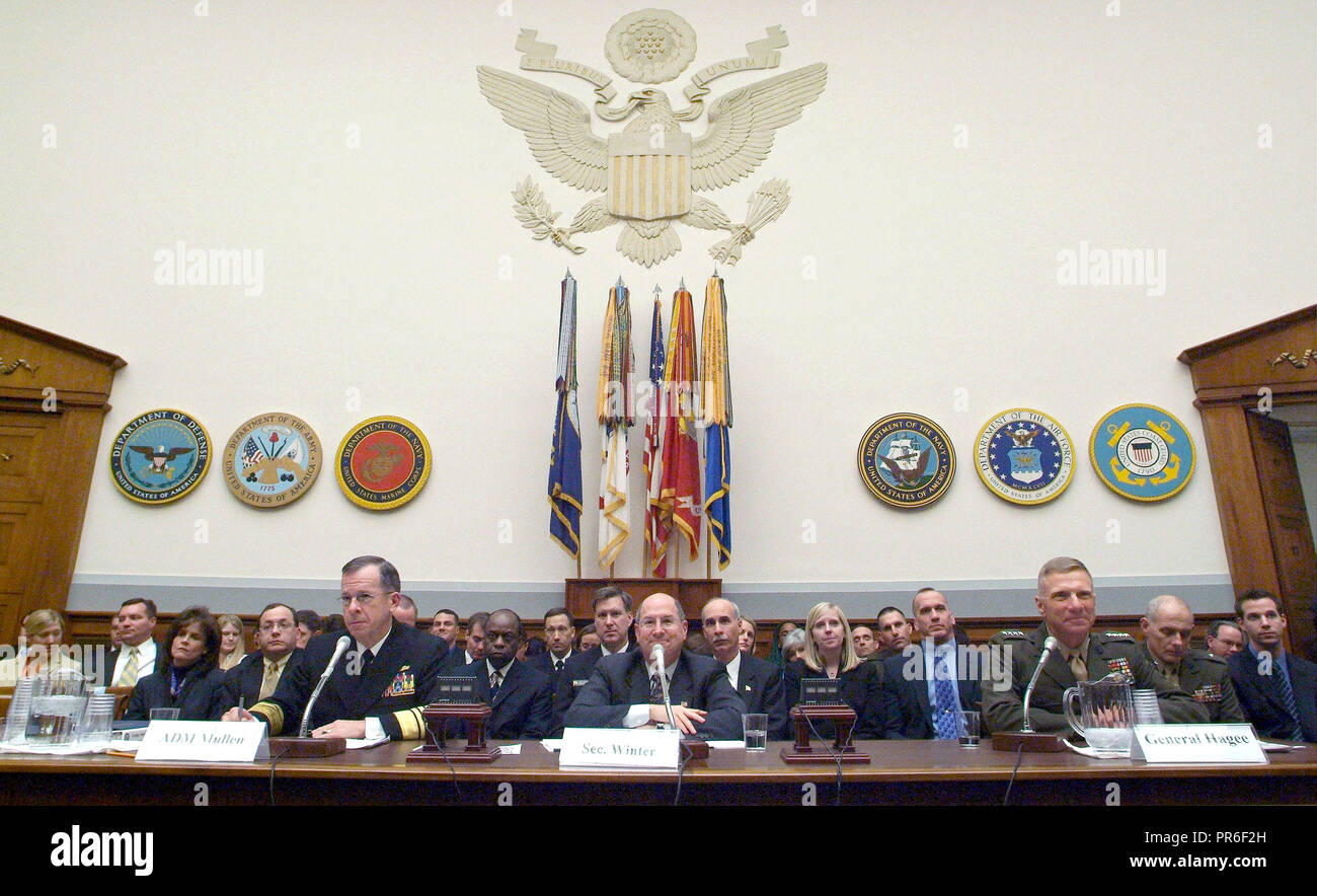 US Navy (USN) oberen Beamten vor dem House Armed Services Committee Zeugnis und beantworten Fragen über das Geschäftsjahr National Defense Authorization Budget 2007 zu geben. Im Bild vorne von links nach rechts: Geschäftsführer der Naval Operations (CNO) USN Admiral (ADM) Michael G. Mullen, Sekretär der Navy (Secnav), die Frau Abgeordnete Donald C. Winter und Kommandant des Marine Corps (CMC) US Marine Corps (USMC) Allgemeine (GEN) Michael W. Hagee. Stockfoto