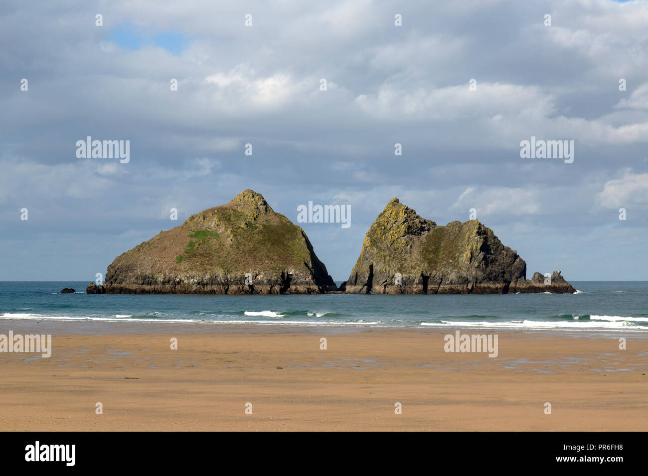 Carters Felsen vor der Küste von Holywell Bay an der Küste von North Cornwall Stockfoto