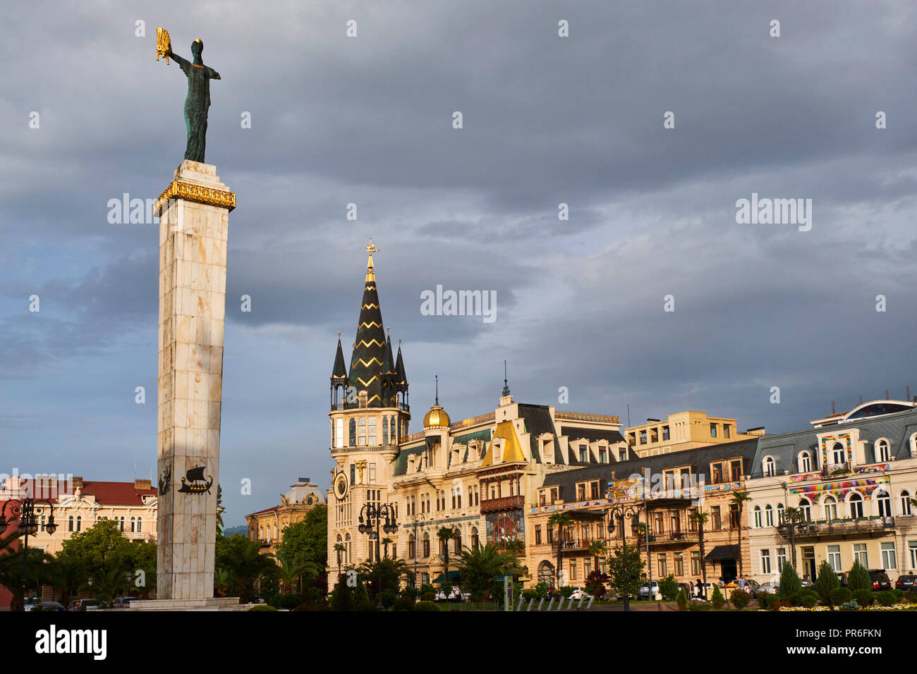 Georgien, Batumi, Platz Europa, Belle Epoque Gebäude, Statue von Medea von Bildhauer David Khmaladze Stockfoto