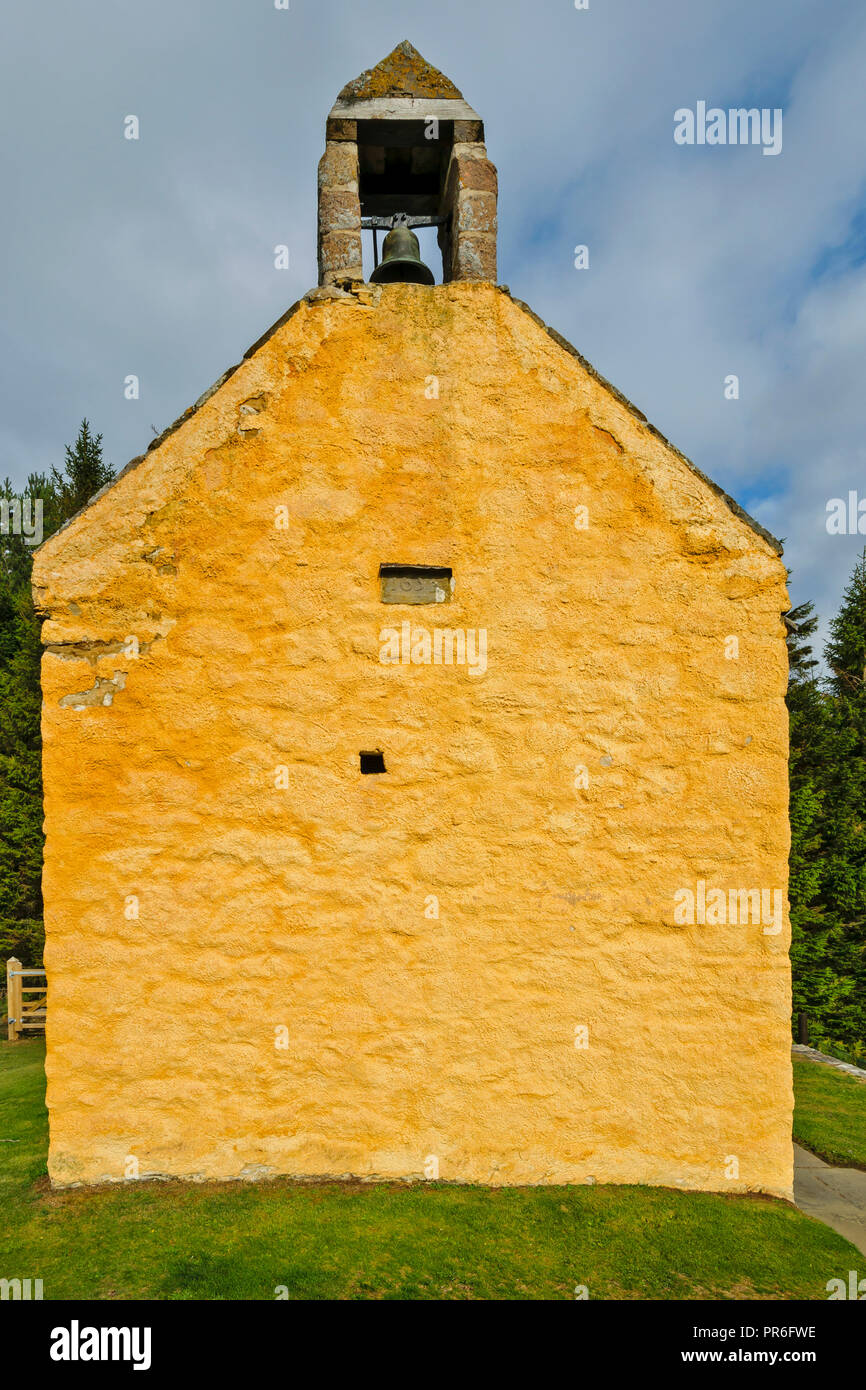 ARDCLACH GLOCKENTURM Moray in Schottland EINE SEITE DES GEBÄUDES MIT DER GLOCKE UND TURM UND Stein mit Inschrift 1655 Stockfoto