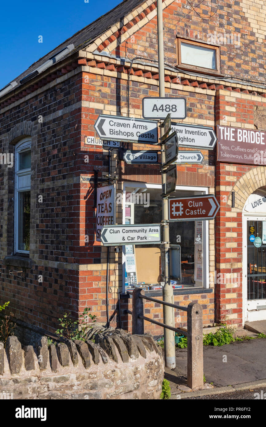 Schild neben Clun Brücke und die Brücke Coffee Shop an der Kreuzung der A488 und der B4368Clun, Craven Arms, Shropshire Stockfoto