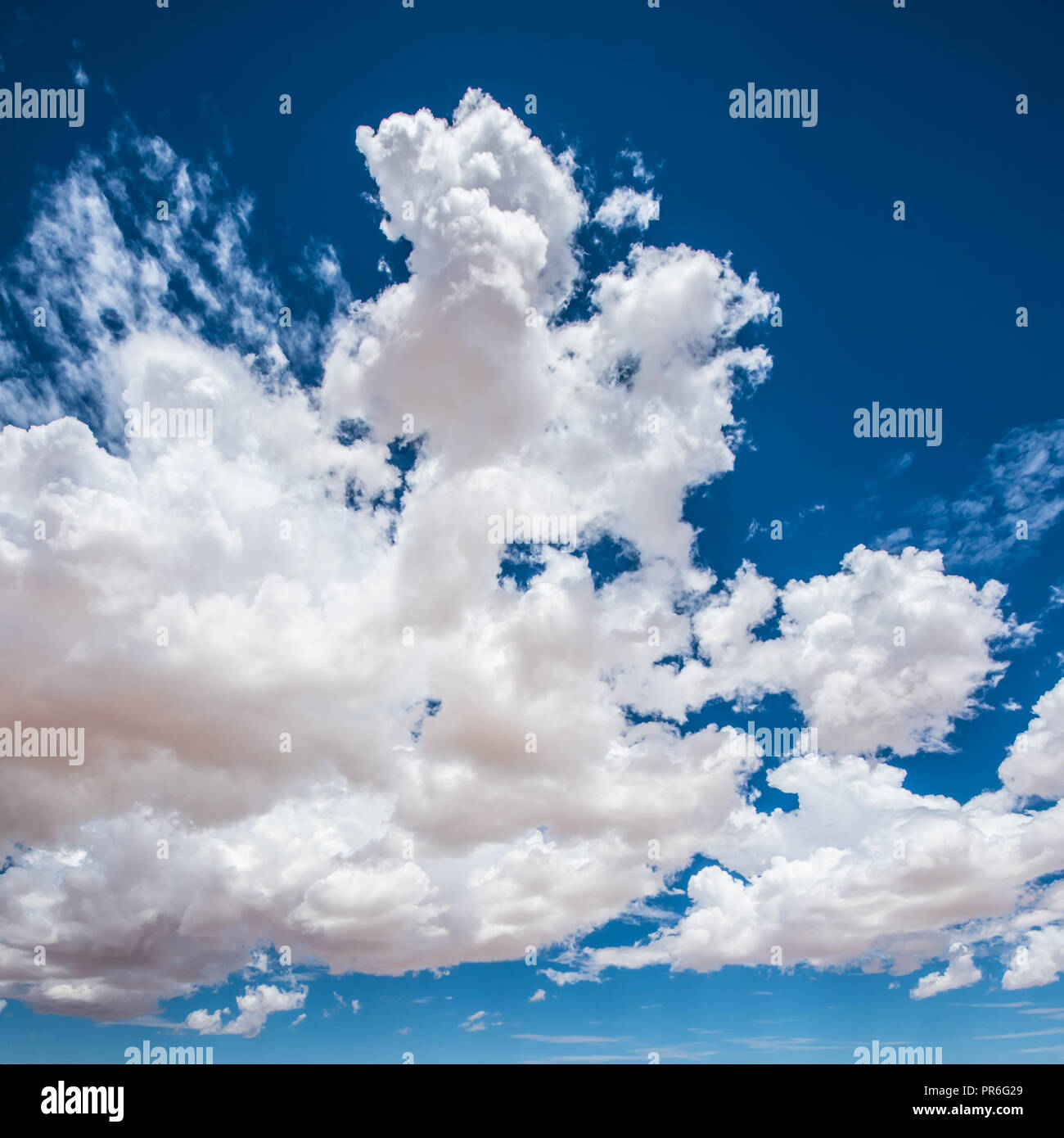 Blau bewölktem Himmelshintergrund Stockfoto