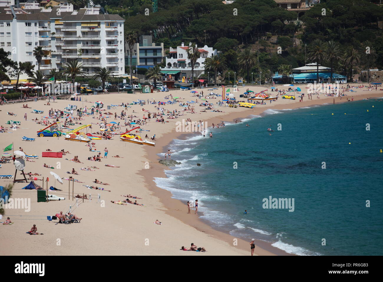 Spanien, Katalonien Barcelona, 4. Juni, 2013 Resort Hotels und Strand an der Küste der Bucht Stockfoto
